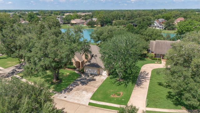 805 Enchanted Oaks Drive, Angleton, TX 77515