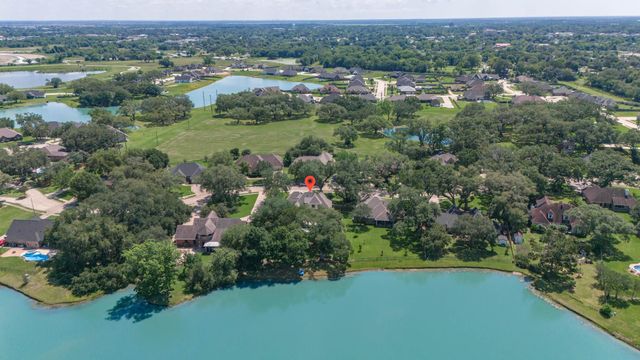 805 Enchanted Oaks Drive, Angleton, TX 77515