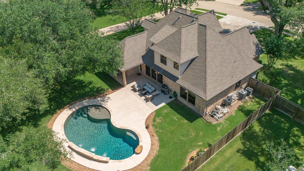 805 Enchanted Oaks Drive, Angleton, TX 77515