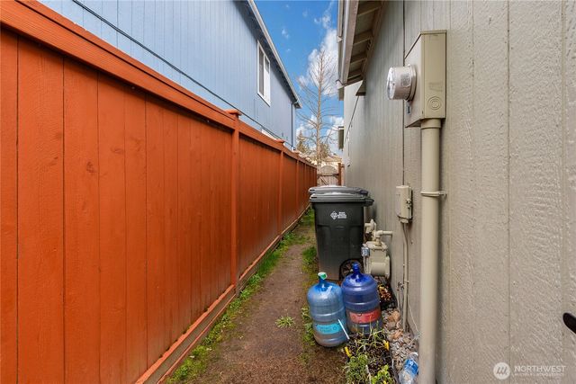 704 29th Avenue SE, Puyallup, WA 98374