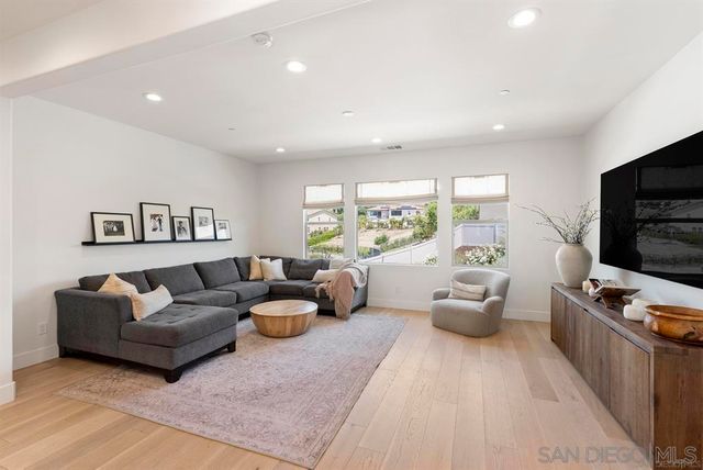 2984 Hayloft Pl, Escondido, CA 92029