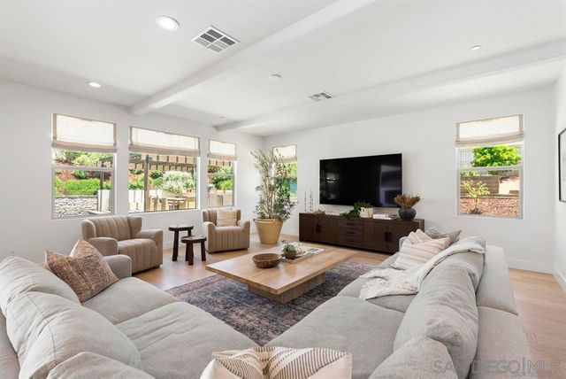 2984 Hayloft Pl, Escondido, CA 92029