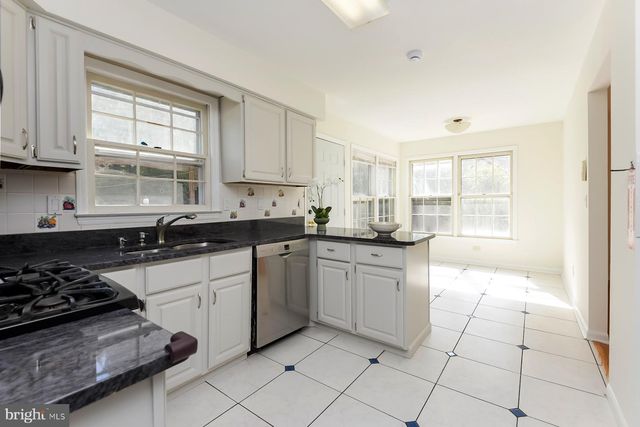 4 CEDAR CT, West Windsor, NJ 08550