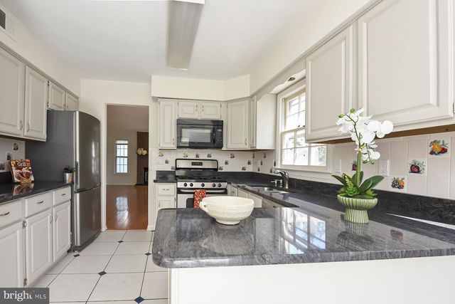 4 CEDAR CT, West Windsor, NJ 08550