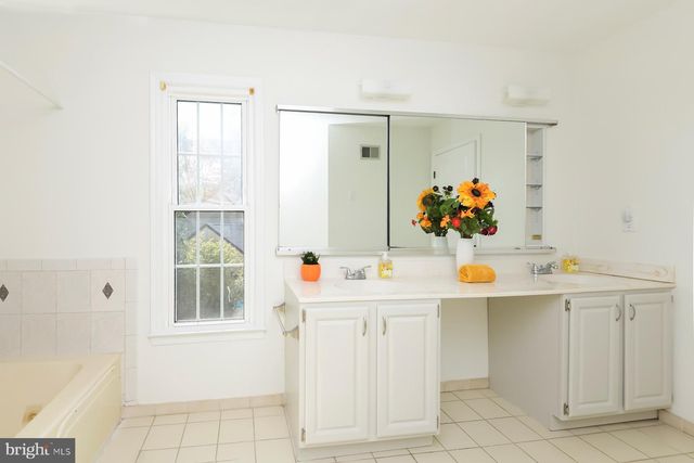 4 CEDAR CT, West Windsor, NJ 08550