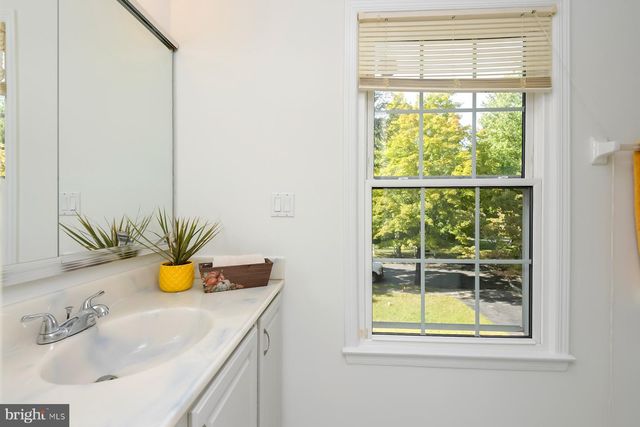4 CEDAR CT, West Windsor, NJ 08550