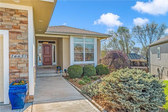 16657 Sandstone Circle, Basehor, KS 66007