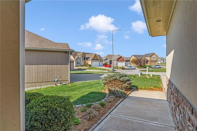 16657 Sandstone Circle, Basehor, KS 66007