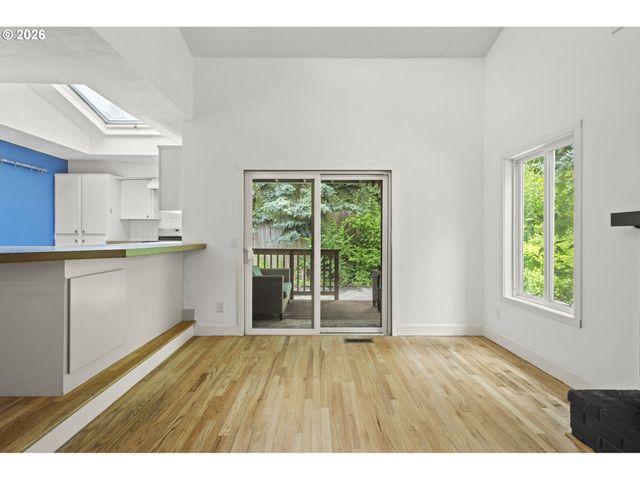 1389 Sw TAYLORS FERRY Ct, Portland, OR 97219