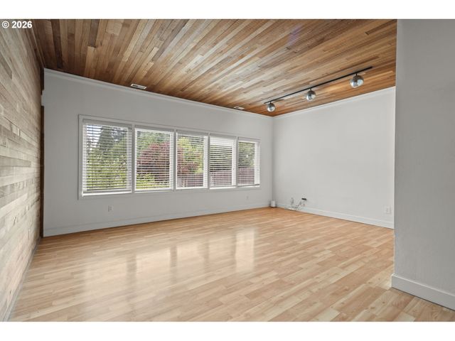 1389 Sw TAYLORS FERRY Ct, Portland, OR 97219