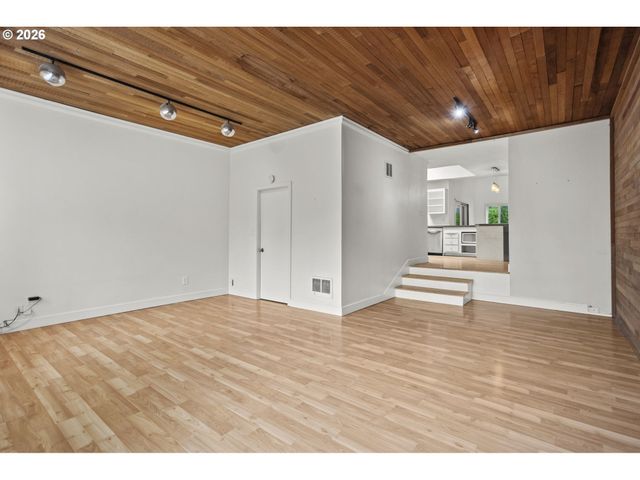 1389 Sw TAYLORS FERRY Ct, Portland, OR 97219