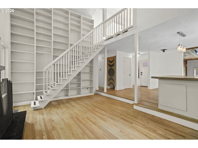 1389 Sw TAYLORS FERRY Ct, Portland, OR 97219