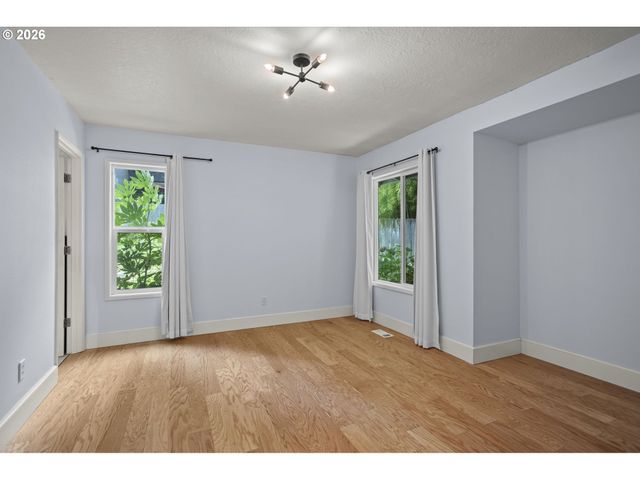 1389 Sw TAYLORS FERRY Ct, Portland, OR 97219