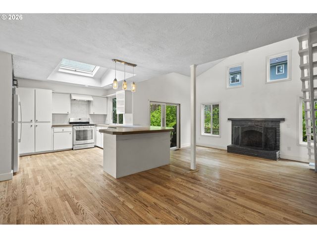 1389 Sw TAYLORS FERRY Ct, Portland, OR 97219