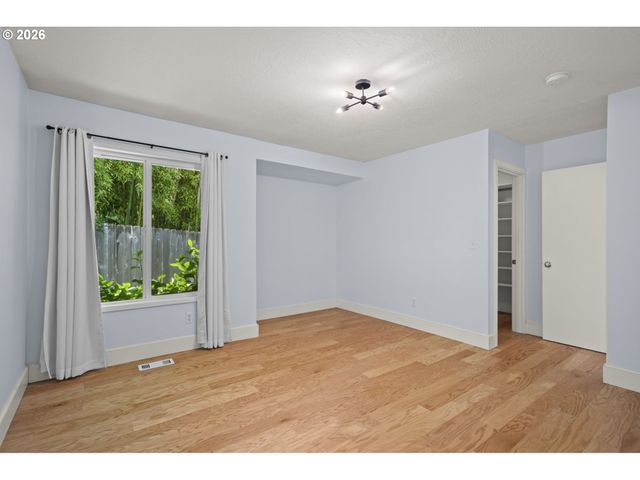 1389 Sw TAYLORS FERRY Ct, Portland, OR 97219
