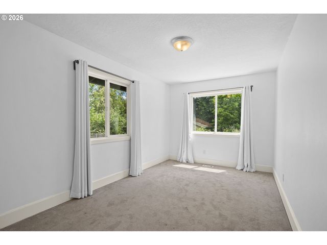 1389 Sw TAYLORS FERRY Ct, Portland, OR 97219