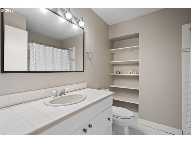 1389 Sw TAYLORS FERRY Ct, Portland, OR 97219
