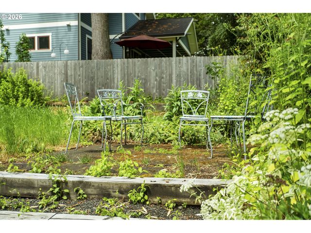 1389 Sw TAYLORS FERRY Ct, Portland, OR 97219