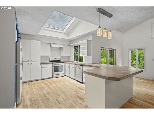 1389 Sw TAYLORS FERRY Ct, Portland, OR 97219