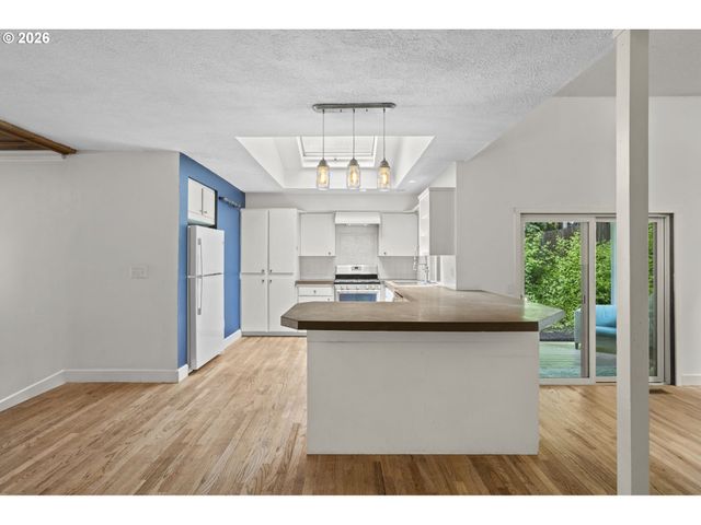 1389 Sw TAYLORS FERRY Ct, Portland, OR 97219