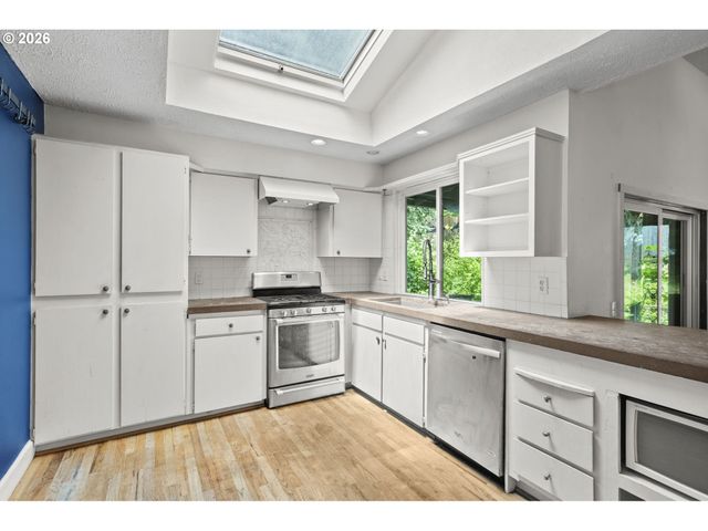 1389 Sw TAYLORS FERRY Ct, Portland, OR 97219