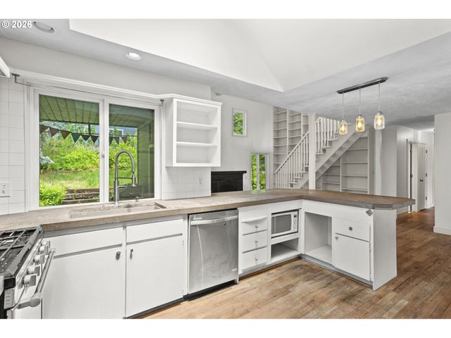 1389 Sw TAYLORS FERRY Ct, Portland, OR 97219