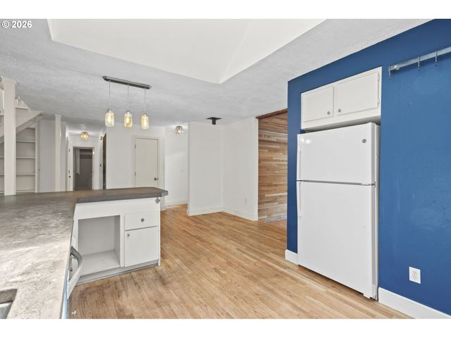 1389 Sw TAYLORS FERRY Ct, Portland, OR 97219