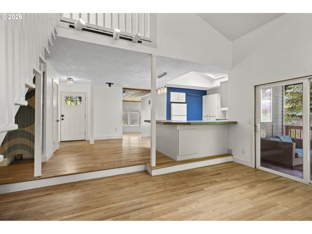 1389 Sw TAYLORS FERRY Ct, Portland, OR 97219