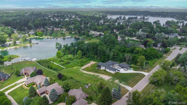 4172 Northshore Drive, Fenton Charter Township, MI 48430