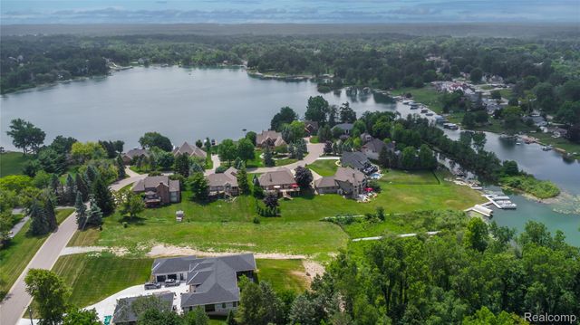 4172 Northshore Drive, Fenton Charter Township, MI 48430