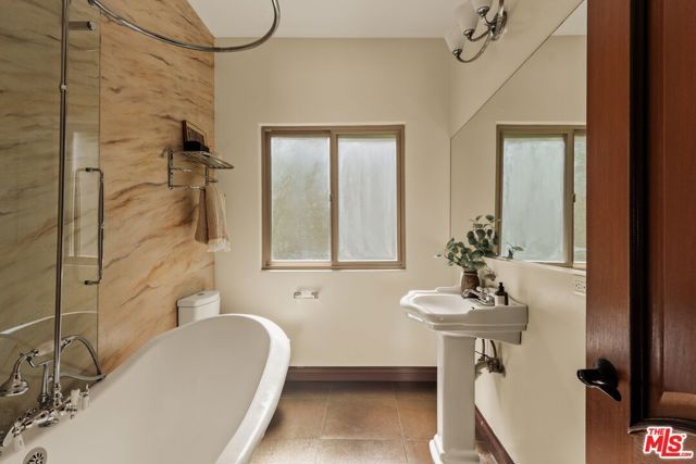 4244 Los Nietos Drive, Los Angeles, CA 90027