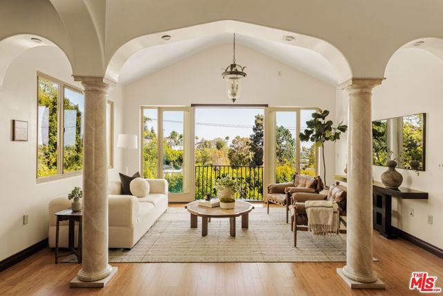 4244 Los Nietos Drive, Los Angeles, CA 90027