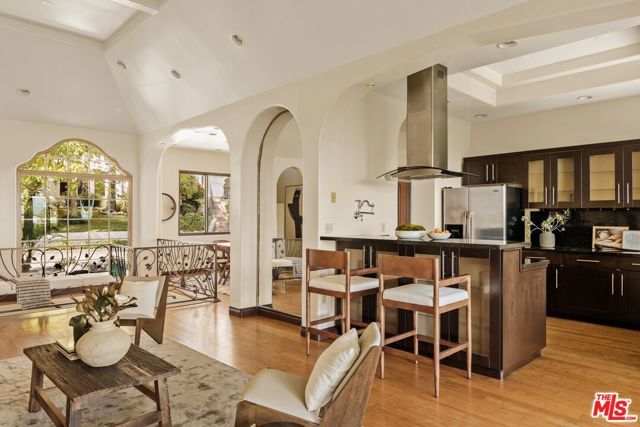 4244 Los Nietos Drive, Los Angeles, CA 90027
