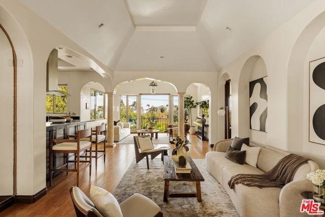 4244 Los Nietos Drive, Los Angeles, CA 90027