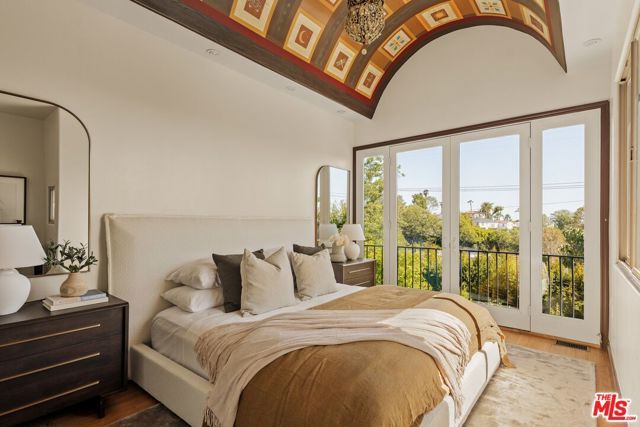 4244 Los Nietos Drive, Los Angeles, CA 90027