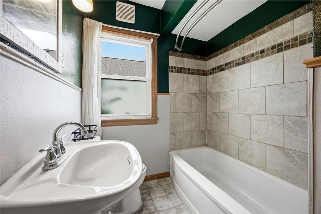 1040 2nd Avenue, Marion, IA 52302