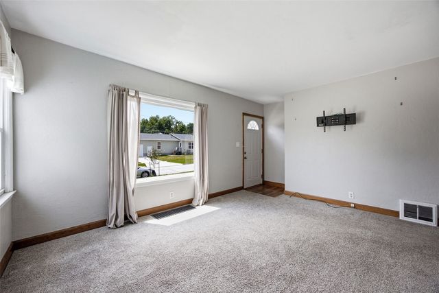 1040 2nd Avenue, Marion, IA 52302