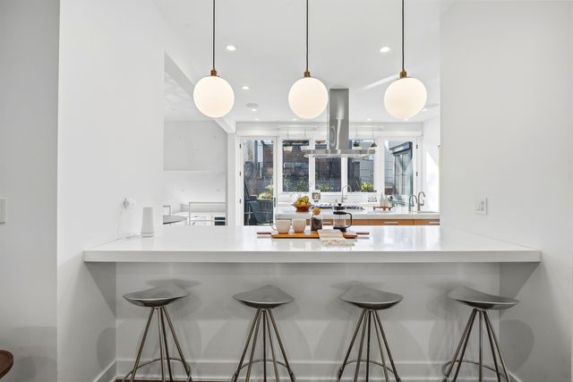 2436 N Surrey Court, Chicago, IL 60614