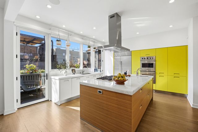 2436 N Surrey Court, Chicago, IL 60614