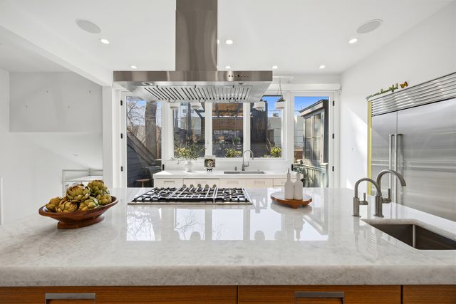 2436 N Surrey Court, Chicago, IL 60614