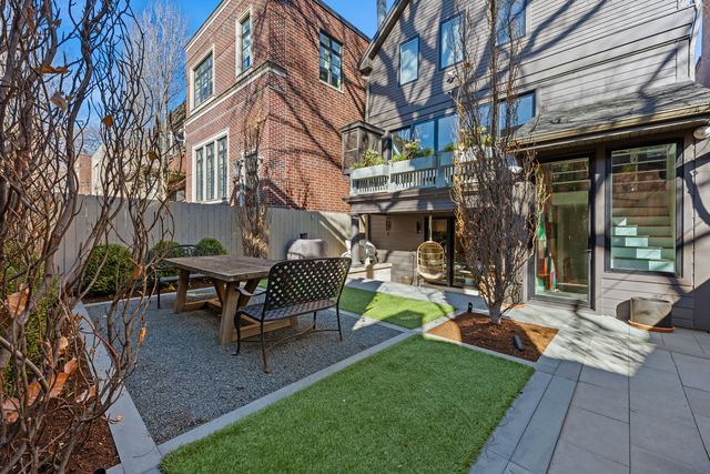 2436 N Surrey Court, Chicago, IL 60614