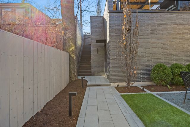 2436 N Surrey Court, Chicago, IL 60614