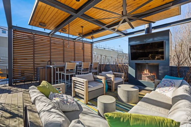 2436 N Surrey Court, Chicago, IL 60614