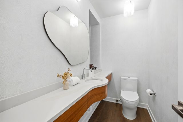 2436 N Surrey Court, Chicago, IL 60614