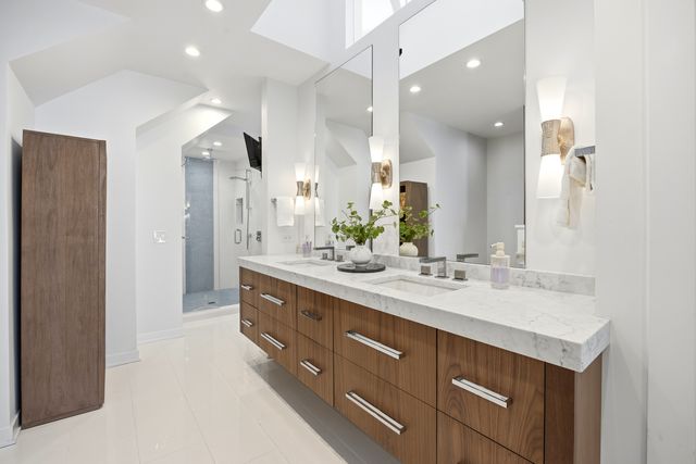 2436 N Surrey Court, Chicago, IL 60614