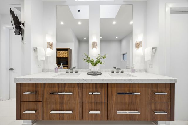 2436 N Surrey Court, Chicago, IL 60614