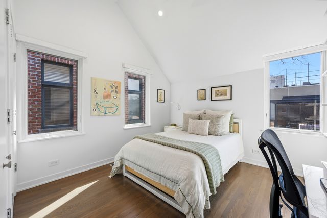 2436 N Surrey Court, Chicago, IL 60614