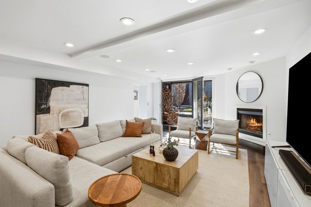 2436 N Surrey Court, Chicago, IL 60614