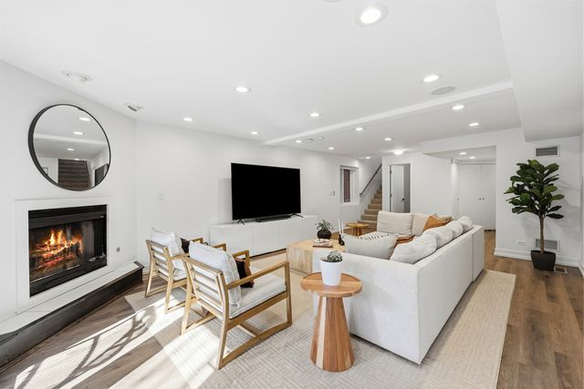 2436 N Surrey Court, Chicago, IL 60614