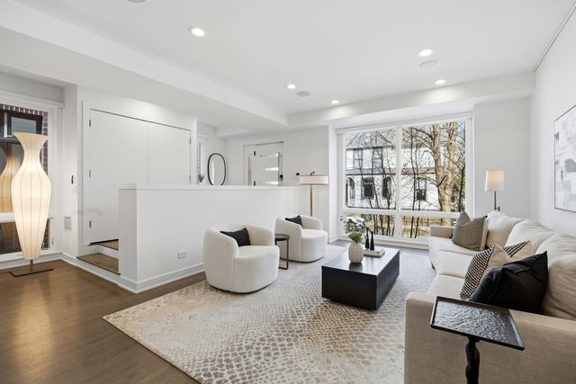 2436 N Surrey Court, Chicago, IL 60614